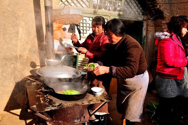 真实的陕北窑洞生活，富裕人家与穷苦人家差距大！