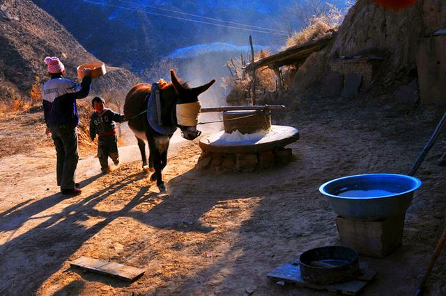 真实的陕北窑洞生活，富裕人家与穷苦人家差距大！