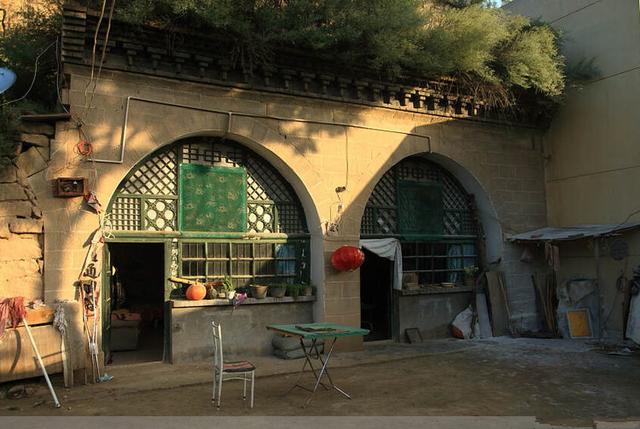 真实的陕北窑洞生活，富裕人家与穷苦人家差距大！