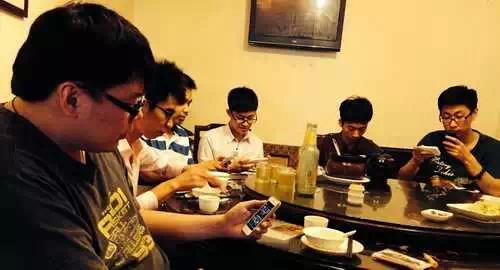 有手机的广东人注意！看完保证你唔会再玩手机！