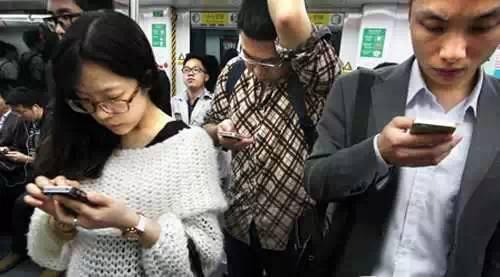 有手机的广东人注意！看完保证你唔会再玩手机！
