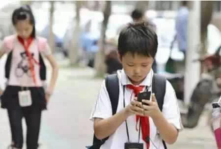 有手机的广东人注意！看完保证你唔会再玩手机！