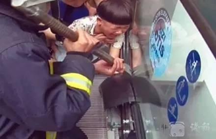 有手机的广东人注意！看完保证你唔会再玩手机！